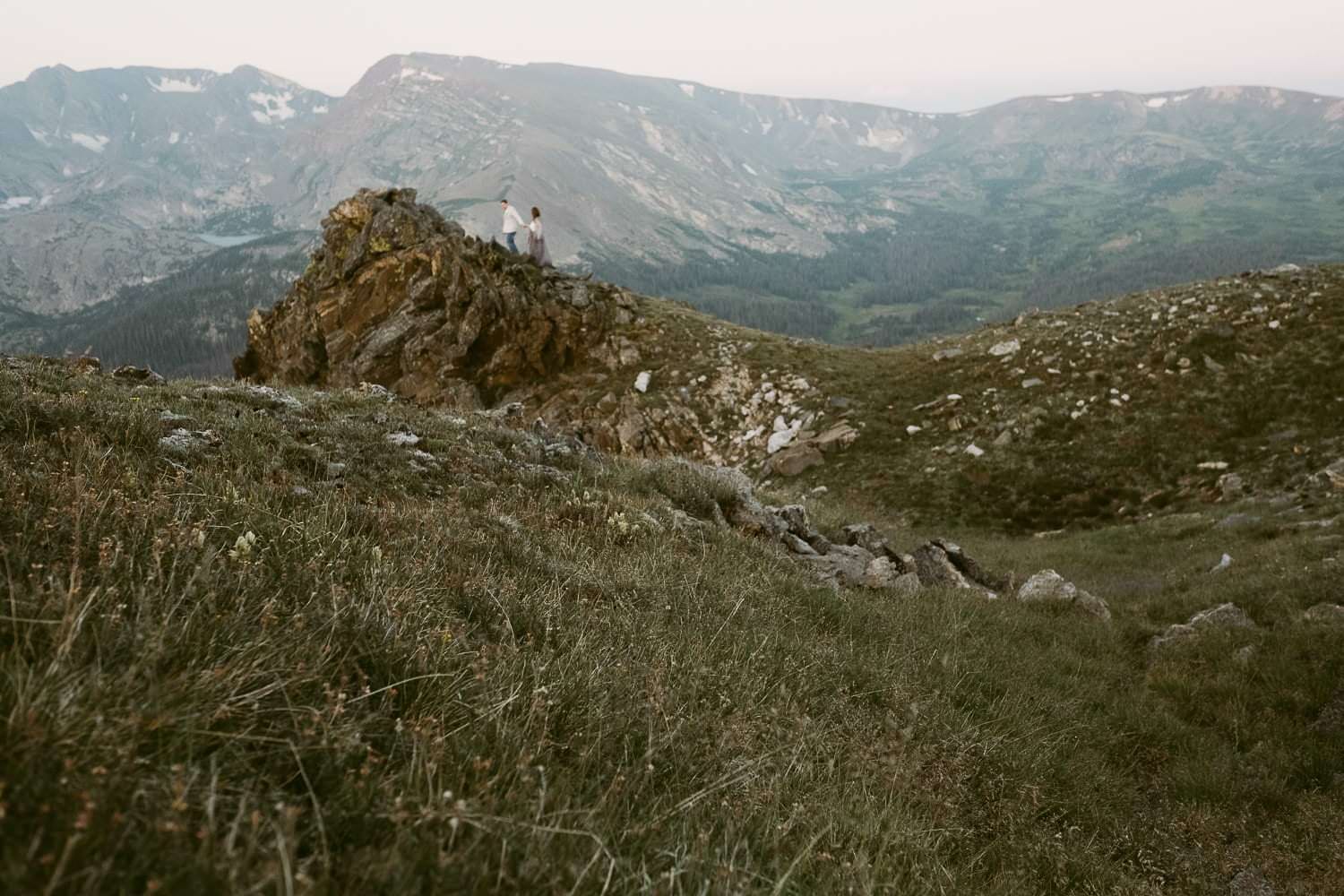 COLORADO ALPEN GLOW ADVENTURES|SUNRISE HIKING ADVENTURES|ROCKY MOUNTAIN NATIONAL PARK WEDDING PHOTOGRAPHER|CLIFF+AMY|JUSTYNA E BUTLER PHOTOGRAPHY|ADVENTURE HIKING ELOPEMENT PHOTOGRAPHER|CREATIVE WEDDING PHOTOGRAPHY FOR ADVENTUROUS COUPLES|COLORADO MOUNTAIN WEDDING PHOTOGRAPHER