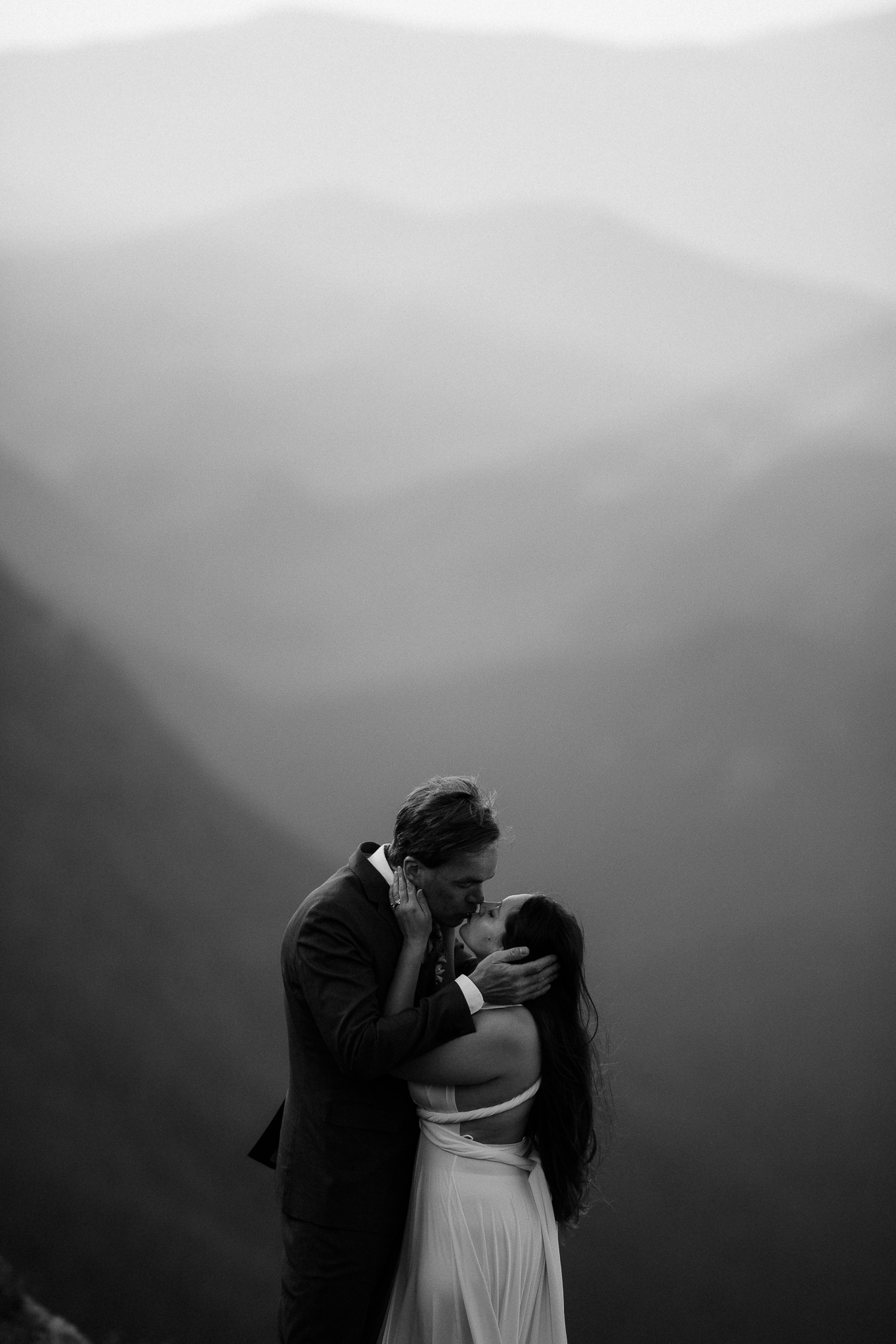 ustyna E. Butler | Colorado Elopement Photographer SPECIALIZING IN CINEMATIC ADVENTURE ELOPEMENTS, HIKING ELOPEMENTS & INTIMATE MOUNTAIN WEDDINGS IN THE ROCKY MOUNTAINS & WORLDWIDE TEL:+17202190912