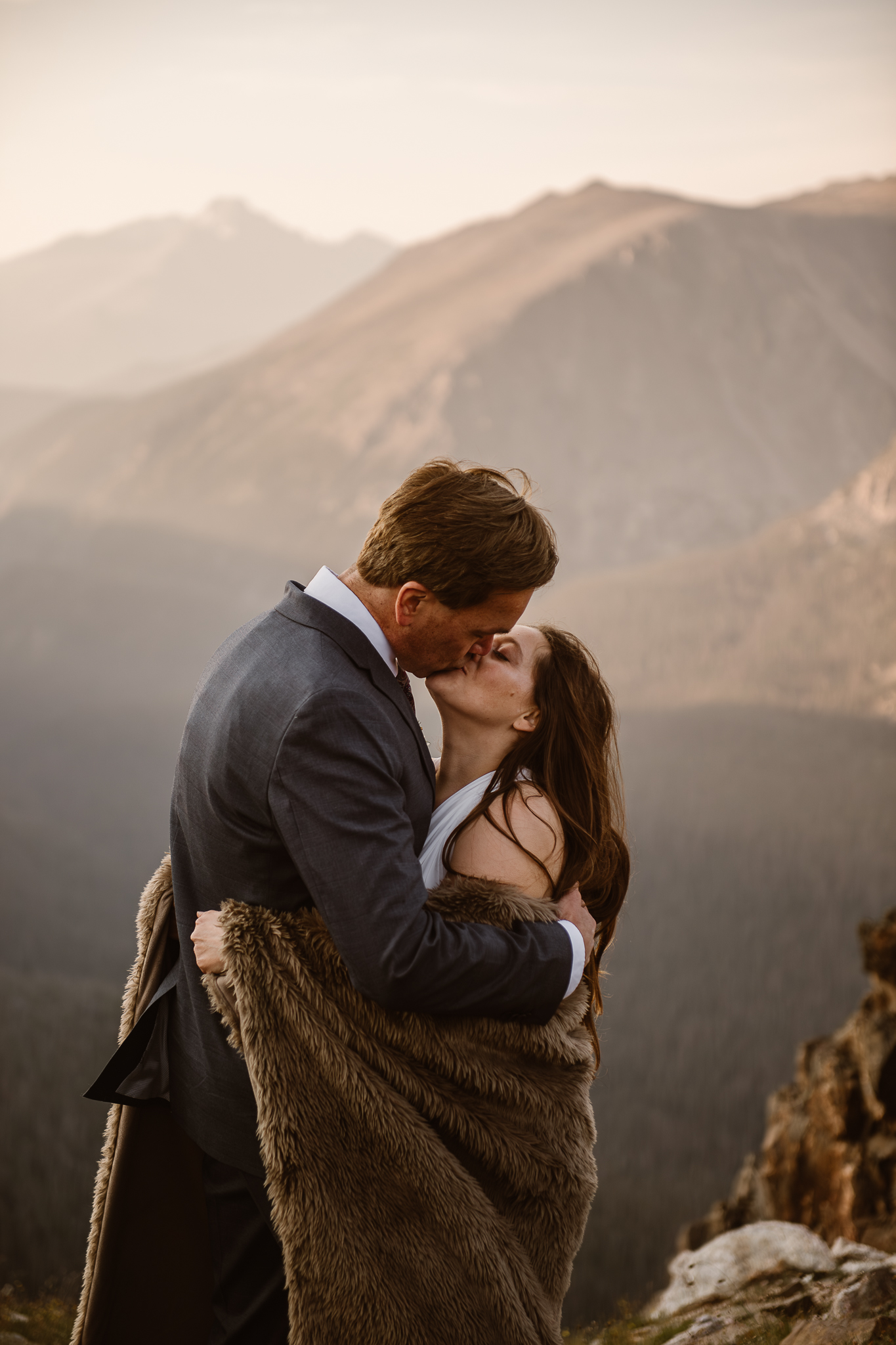 ustyna E. Butler | Colorado Elopement Photographer SPECIALIZING IN CINEMATIC ADVENTURE ELOPEMENTS, HIKING ELOPEMENTS & INTIMATE MOUNTAIN WEDDINGS IN THE ROCKY MOUNTAINS & WORLDWIDE TEL:+17202190912